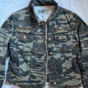 Sweet T women’s cropped camo jean jacket. Lots of detail szM